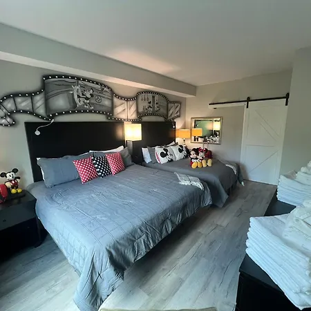 Disneyshuttleking & Queen Beds